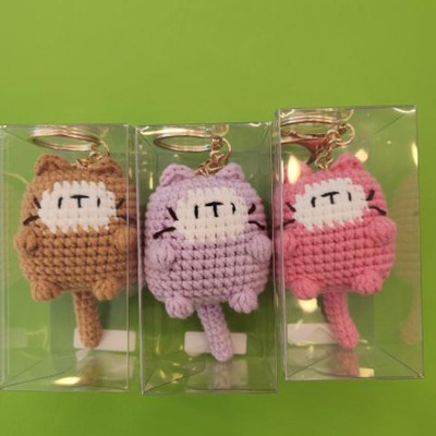 a knitted cat keyring